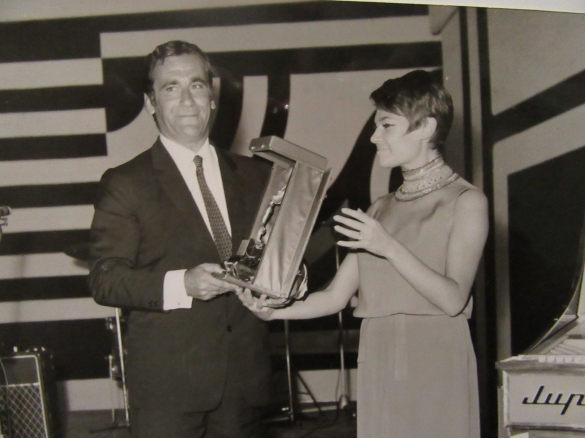 Teatro Nuovo Salsomaggiore Terme: Anni '60 del Novecento - Festival Europeo del Juke-Box: l'artista Alberto Lupo riceve una premiazione