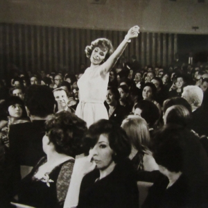 Teatro Nuovo Salsomaggiore Terme: Anni '60 del Novecento - La cantante Iva Zanicchi in platea tra il pubblico