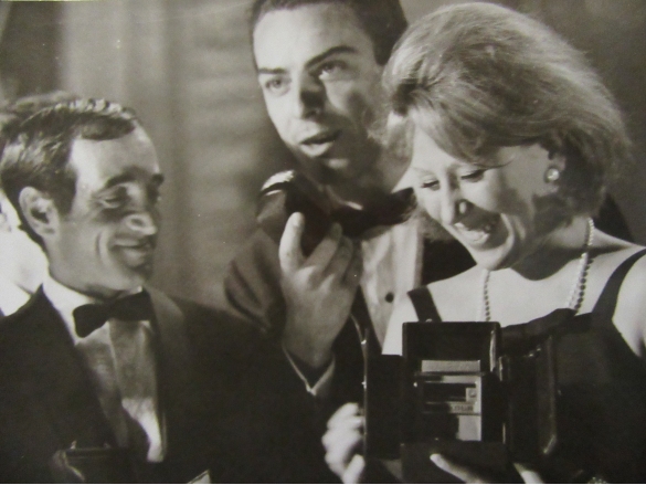 Teatro Nuovo Salsomaggiore Terme: Anni '60 del Novecento - Il cantante Charles Aznavour, Daniele Piombi consegnano un premio alla signora Pedretti 