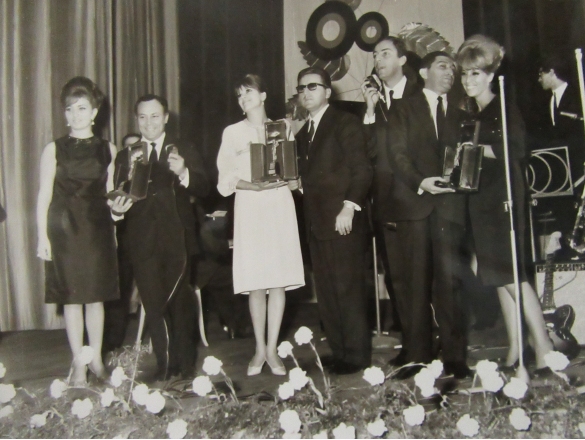 Teatro Nuovo Salsomaggiore Terme: Anni '60 del Novecento - Claudio Villa, Daniele Piombi e Nicola Arigliano sul palco del Teatro Nuovo  per la premiazione