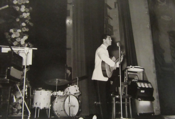 Teatro Nuovo Salsomaggiore Terme: Anni '60 del Novecento - Il cantante Fausto Ciliano sul palco del Teatro Nuovo 