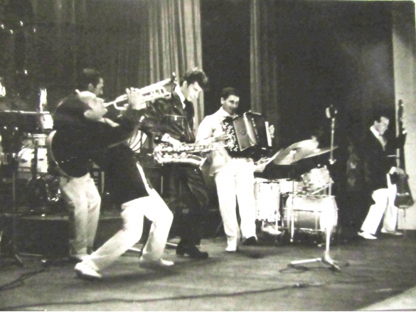 Teatro Nuovo - Collezione Biblioteca Giandomanico Romagnosi: Anni '60 del Novecento - Artisti sul palco del Teatro Nuovo a Salsomaggiore