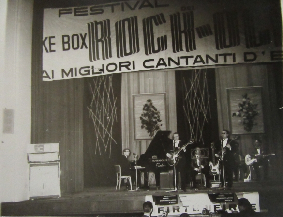 Teatro Nuovo Salsomaggiore Terme: Anni '60 del Novecento - Festival Canoro Juke-Box: gruppo musicale si esibisce sul palco del Teatro Nuovo 