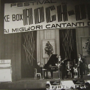 Teatro Nuovo Salsomaggiore Terme: Anni '60 del Novecento - Festival Canoro Juke-Box: gruppo musicale si esibisce sul palco del Teatro Nuovo 