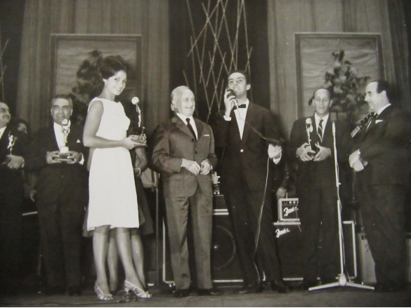 Teatro Nuovo Salsomaggiore Terme: Anni '60 del Novecento - Artisti sul palco del Teatro Nuovo a Salsomaggiore. Al centro il presentatore Daniele Piombi