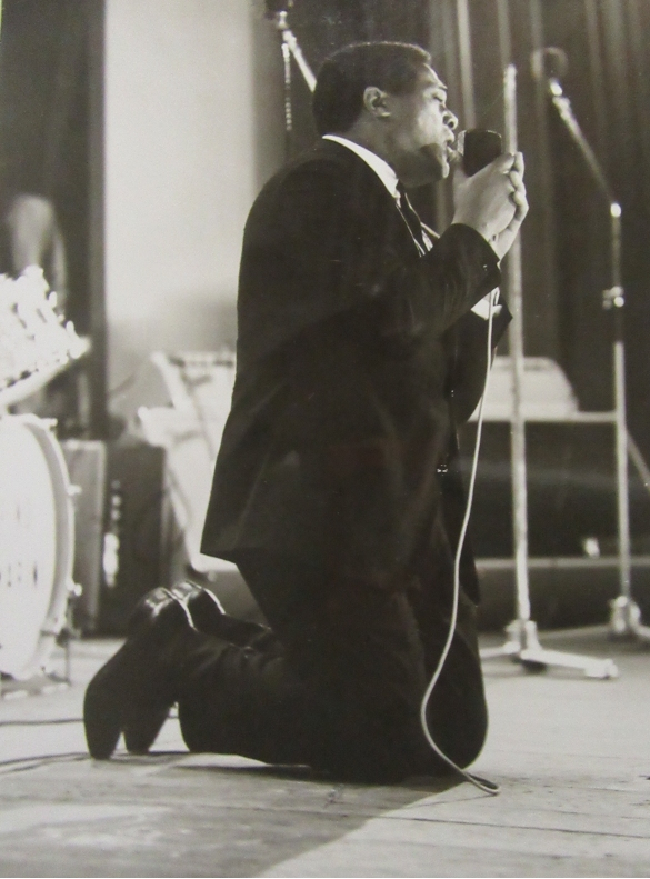 Teatro Nuovo Salsomaggiore Terme: Anni '60 del Novecento - L'esibizione di un cantante sul palco del teatro municipale