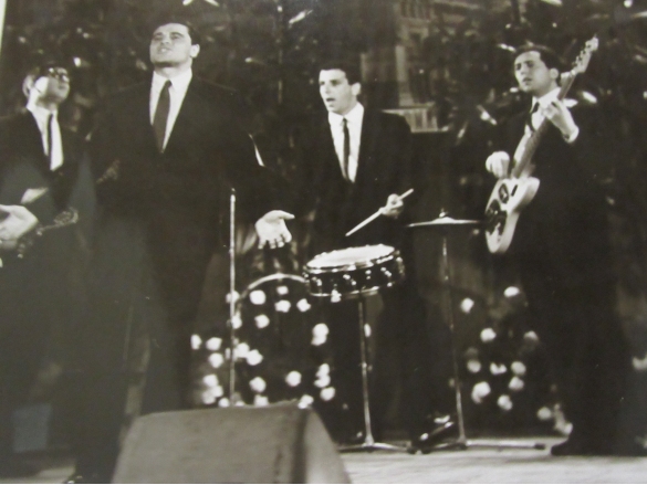 Artisti al Teatro Nuovo : Anni '60 del Novecento - Un gruppo musicale si esibisce al Teatro Nuovo di Slasomaggiore