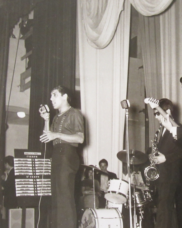 Artisti al Teatro Nuovo : Anni '60 del Novecento - Adriano Celentano sul palco del Teatro Nuovo a Salsomaggiore 