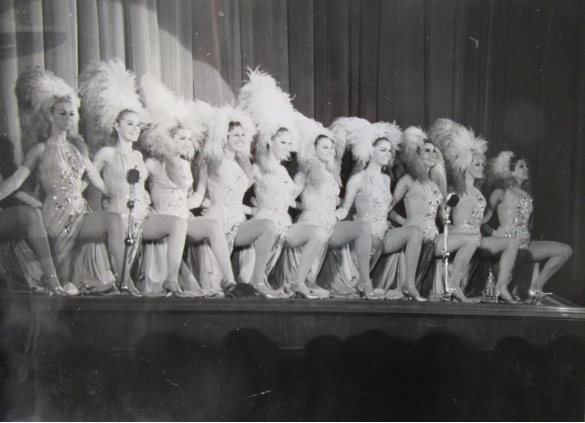 Spettacolo al Teatro Nuovo : Anni '60 del Novecento - Una compagnia di ballettoi sul palco del Teatro Nuovo a Salsomaggiore