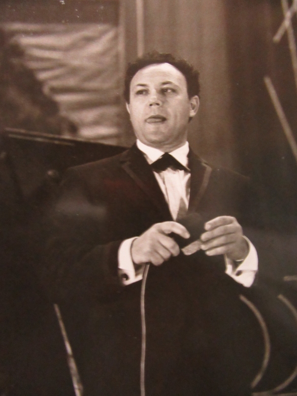 Claudio Villa cantante sul palco del Teatro Nuovo a Salsomaggiore : Anni '60 del Novecento  