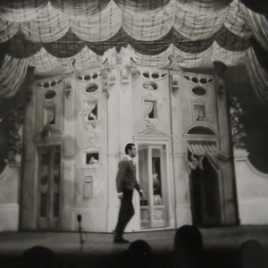 L'attore Walter Chiari sul palco del Teatro Nuovo a Salsomaggiore