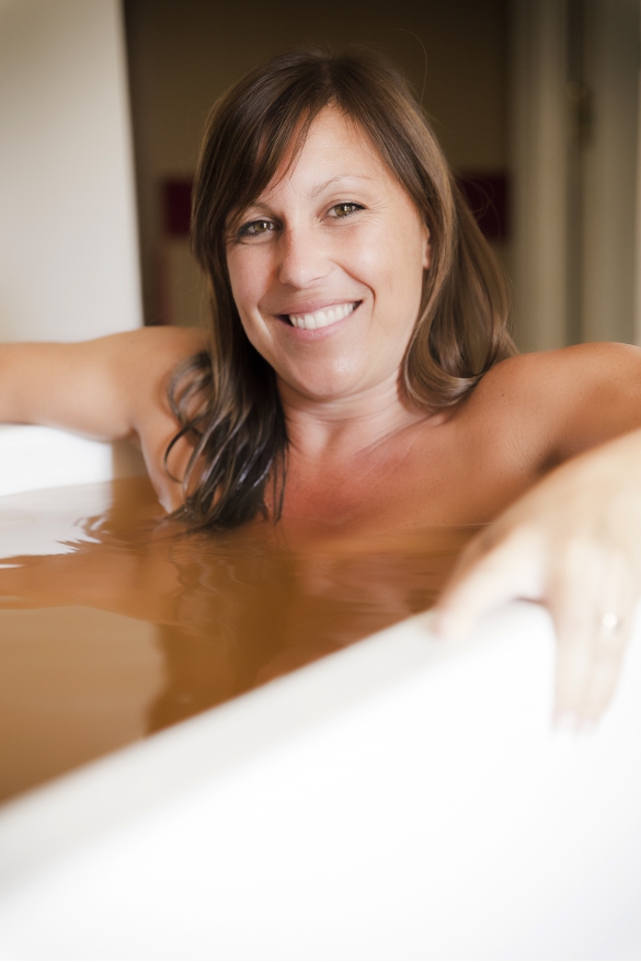 Bagno Termale: La balneoterapia salsobromoiodica è indicata in tutti i processi infiammatori cronici che riguardano l’apparato osteoarticolare, ginecologico e del circolo periferico