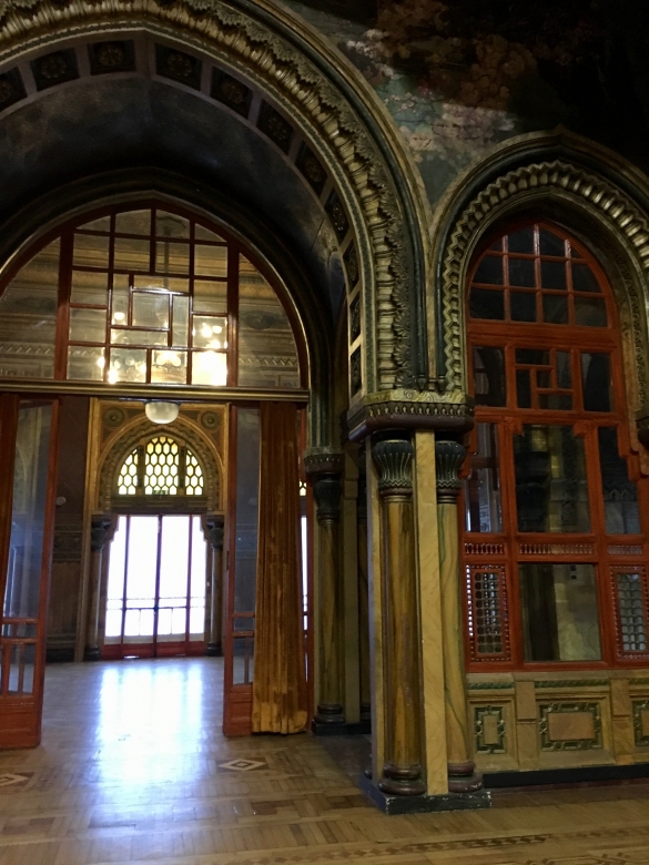 Salone Moresco - Palazzo dei Congressi: ex Grand Hotel des Thermes - La parete di ingresso alla sala Lampadario	