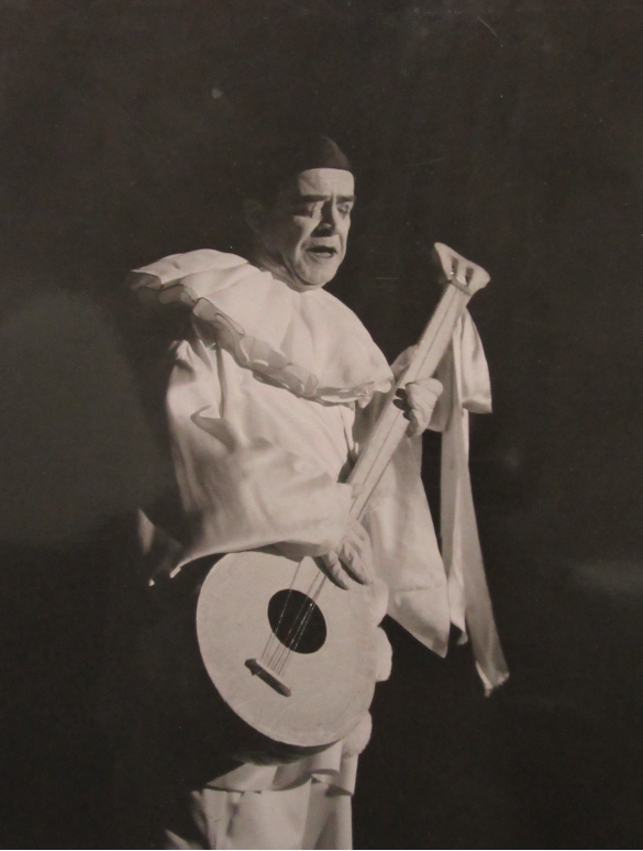 L'attore Carlo Dapporto : Anni '60 del Novecento - Carlo Dapporto in versione Pierrot sul palco del Teatro Nuovo a Salsomaggiore 