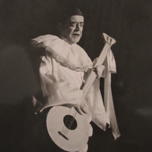 L'attore Carlo Dapporto : Anni '60 del Novecento - Carlo Dapporto in versione Pierrot sul palco del Teatro Nuovo a Salsomaggiore 