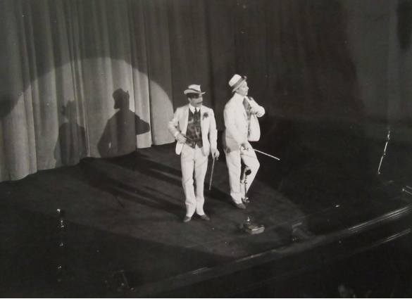 Duo di artisti si esibisce sul palco del Teatro Nuovo a Salsomaggiore: Anni '60 del Novecento  