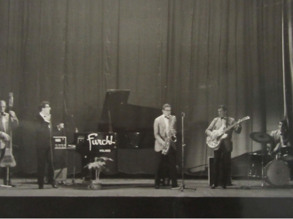 Il cantante Peppino di Capri  sul palco del Teatro Nuovo : Anni '60 del NOvecento 