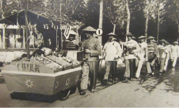 Collezione Biblioteca Comunale G.D. Romagnosi : Fine anni '50 del Novecento - Corso mascherato (carro Cina)