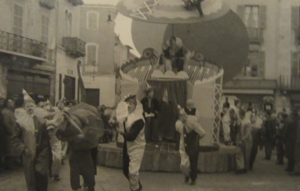 Collezione Biblioteca Comunale G.D. Romagnosi : Fine anni '50  del Novecento - Corso mascherato 