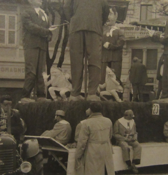 Collezione Biblioteca Comunale G.D. Romagnosi : Fine anni '50  del Novecento - Corso mascherato (carro n.23)
