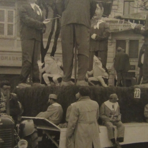 Collezione Biblioteca Comunale G.D. Romagnosi : Fine anni '50  del Novecento - Corso mascherato (carro n.23)