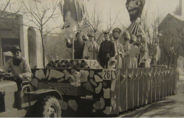 Collezione Biblioteca Comunale G.D. Romagnosi :  Fine anni '50 del Novecento - Corso mascherato (carro n.26)