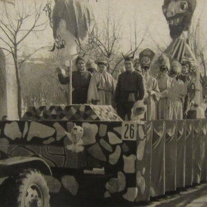 Collezione Biblioteca Comunale G.D. Romagnosi :  Fine anni '50 del Novecento - Corso mascherato (carro n.26)
