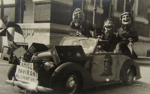 Collezione Biblioteca Comunale G.D. Romagnosi : Fine anni '50  del Novecento - Corso mascherato (carro Famiglia Pavironi)