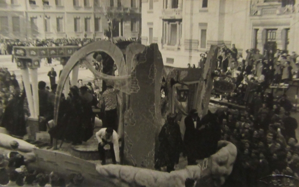 Collezione Biblioteca Comunale G.D. Romagnosi : Fine anni '50  del Novecento - Corso mascherato 