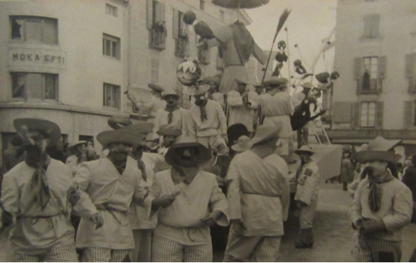 Collezione Biblioteca Comunale G.D. Romagnosi : Fine anni '50 del Novecento - Corso mascherato, maschere in corteo 