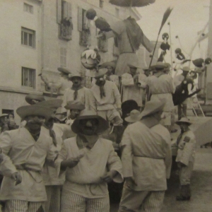 Collezione Biblioteca Comunale G.D. Romagnosi : Fine anni '50 del Novecento - Corso mascherato, maschere in corteo 