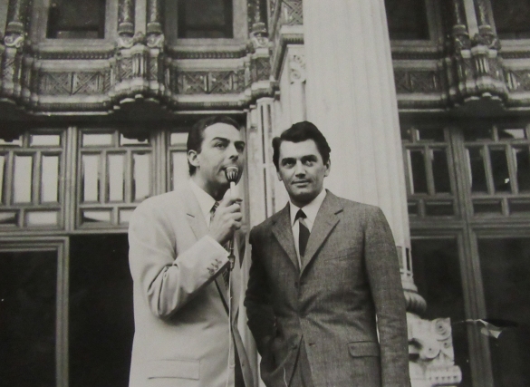 Premio Regia Televisiva : Anni '60 del Novecento - Daniele Piombi intervista un ospite in piazza Berzieri