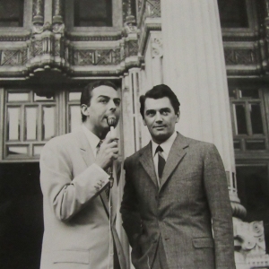 Premio Regia Televisiva : Anni '60 del Novecento - Daniele Piombi intervista un ospite in piazza Berzieri