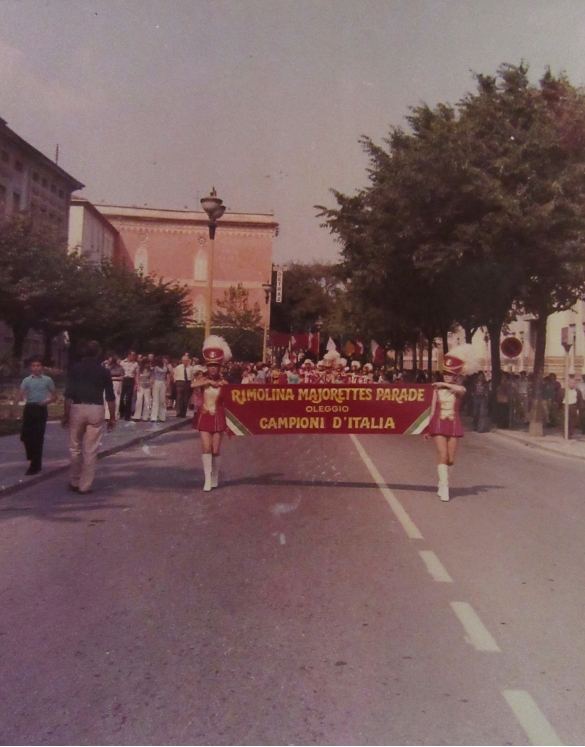 Manifestazione -Collezione Biblioteca Comunale G. D. Romagnosi: Anni '70 del Novecento - Sfilata del gruppo majorettes di Oleggio, Campioni d'Italia	