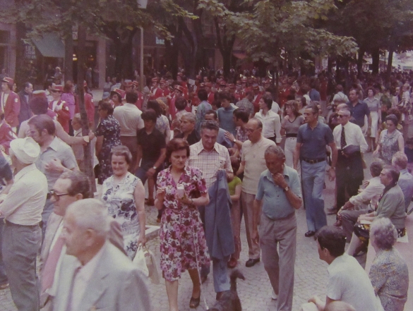 Manifestazione : Anni '70 del Novecento - Il pubblico intervenuto alla sfilata Gruppo Majorettes di Oleggio