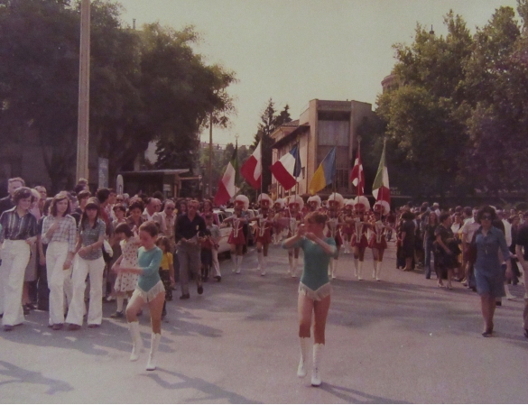 Manifestazione -Collezione Biblioteca Comunale G. D. Romagnosi: Anni '70 del Novecento - Sfilata del gruppo majorettes di Oleggio