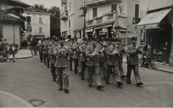 Sfilata del gruppo bandistico per le vie cittadine: Anni '60 del Novecento 