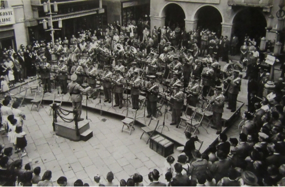 Concerto del gruppo bandistico in piazza: Anni '60 del Novecento 
