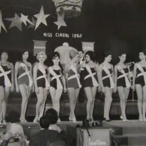1960 Concorso Nazionale Miss Italia - Collezione Biblioteca Comunale G.D. Romagnosi : 10 -11 settembre 1960 - Le candidate sfilano sul palco del Teatro Nuovo