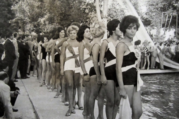 1960 Concorso nazionale Miss Italia - Collezione Biblioteca Comunale G.D. Romagnosi: 10 -11 settembre 1960 - Le candidate partecipanti al concorso sfilano in piscina Leoni