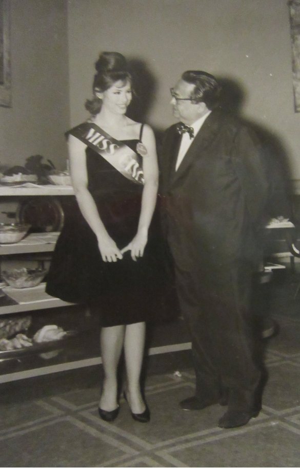 1960 Concorso Nazionale Miss Cinema - Collezione Biblioteca Comunale G.D. Romagnosi: 19 giugno 1960 - L'attore Aldo Fabrici con la neo eletta Viviana Romano, Miss Cinema 1960