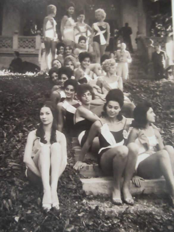 1960 Concorso Nazionale Miss Italia - Collezione Biblioteca Comunale G.D. Romagnosi: 10 -11 settembre 1960 - Le candidate aspiranti al titolo nel parco della piscina Leoni