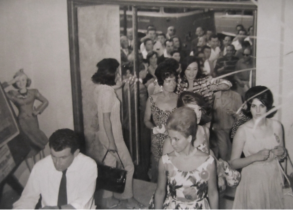 1960 Miss Italia - Collezione Biblioteca Comunale G.D. Romagnosi: 10 -11 settembre 1960 - Le candidate al titolo accedono nell'atrio del Teatro Nuovo