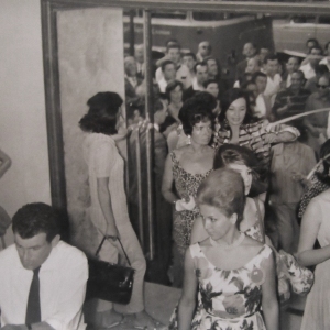 1960 Miss Italia - Collezione Biblioteca Comunale G.D. Romagnosi: 10 -11 settembre 1960 - Le candidate al titolo accedono nell'atrio del Teatro Nuovo