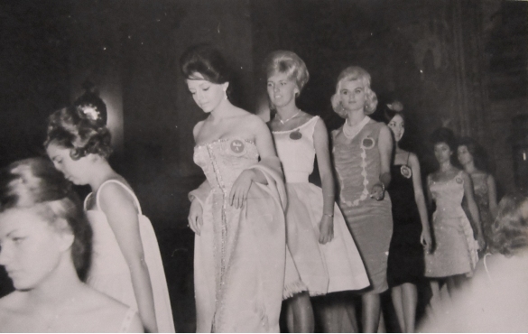 1960 Concorso Nazionale Miss Italia - Collezione Biblioteca Comunale G.D. Romagnosi: settembre 1960- Le candidate al titolo sfilano in passerella