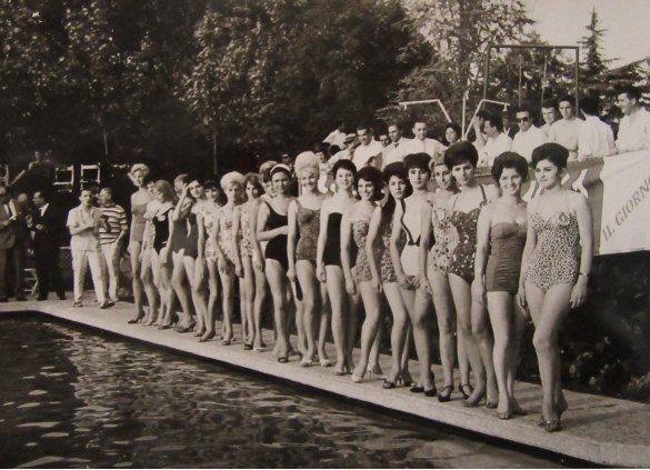 1961 Concorso Nazionale Miss Italia - Collezione Biblioteca Comunale G.D. Romagnosi: Settembre 1961 - Le aspiranti miss sfilano in piscina Leoni