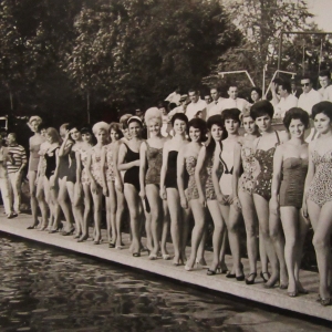 1961 Concorso Nazionale Miss Italia - Collezione Biblioteca Comunale G.D. Romagnosi: Settembre 1961 - Le aspiranti miss sfilano in piscina Leoni