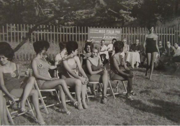 1961 Concorso nazionale Miss Italia - Collezione Biblioteca Comunale G.D. Romagnosi: Settembre 1961 - Le candidate Miss in piscina