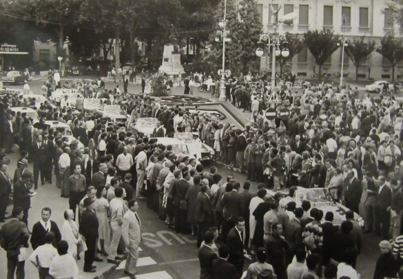 1961 Concorso Nazionale Miss Italia - Collezione Biblioteca Comunale G.D. Romagnosi: 1961 - Piazza Berzieri gremita di persone, per assistere alla sfilata delle miss, a bordo delle autovetture Fiat