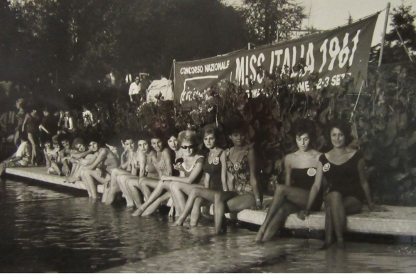 1961 Concorso Nazionale Miss Italia - Collezione Biblioteca Comunale G.D. Romagnosi: Settembre 1961 - Le miss in piscina Leoni